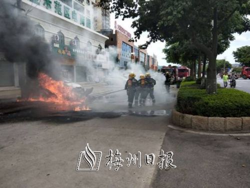 变压器爆炸，六辆摩托车被烧