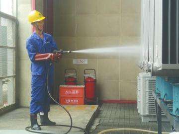 工作人员正在给变压器冲水