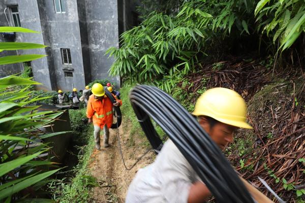 变压器施工队员正在进行维修变压器