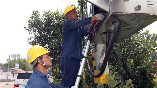 正在进行改造和维修变压器的工作人员